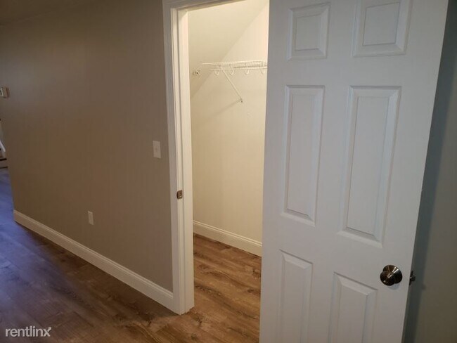 Building Photo - 5 Twin Ponds Dr