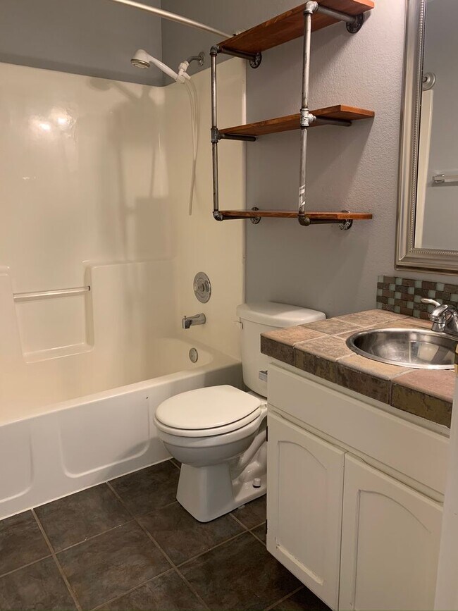 Building Photo - Charming 3 bed 2 bath home in a quiet Boise Neighborhood just off Glenwood and Hill Rd.
