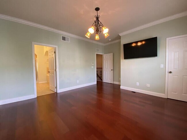 Building Photo - 4570 Virginia Dr