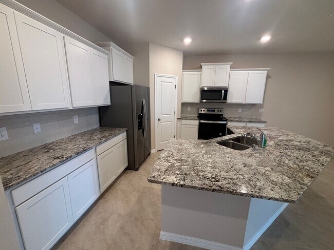 Building Photo - Charming House with tons of Amenities (all...