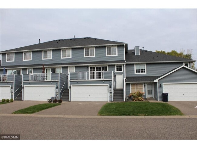 Building Photo - updated 2 bed townhouse under 2k per month in Burnsville! Open concept, master bed w/attached bat...