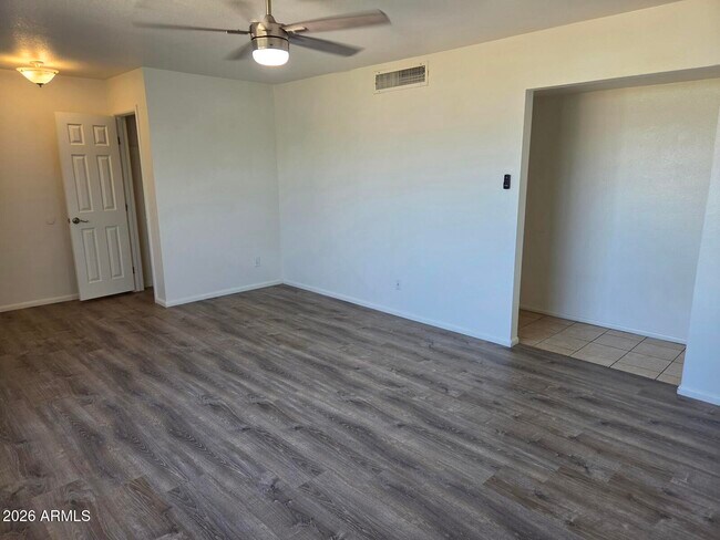Building Photo - 6401 E Parkview Dr