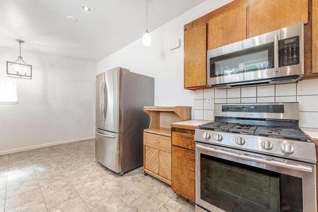 Building Photo - 2577 Gonzaga St