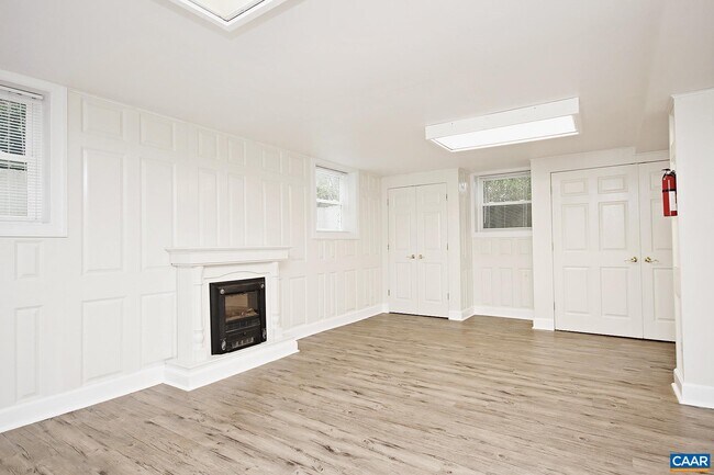 Building Photo - 2323 Fontaine Ave Ext