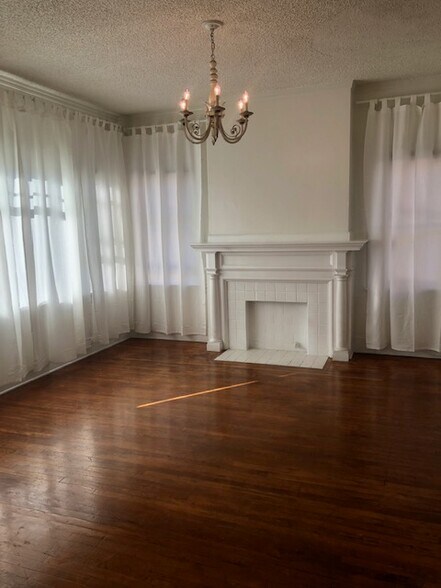 Building Photo - 1832 1/2 N Van Ness Ave