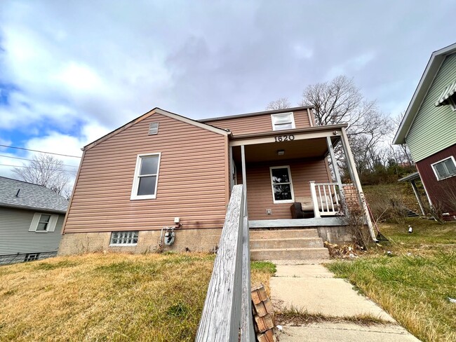 Building Photo - Aliquippa - Stunning 3 Bedroom 1 Bathroom ...