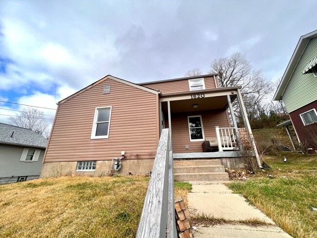 Building Photo - Aliquippa - Stunning 3 Bedroom 1 Bathroom Home
