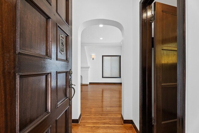 Building Photo - 76 Roycroft Ave