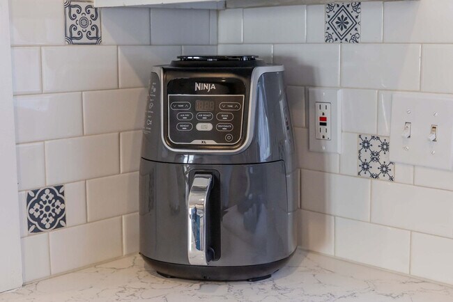 Building Photo - 640 S Columbia St