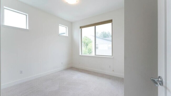 Building Photo - 6615 135th Ct SE