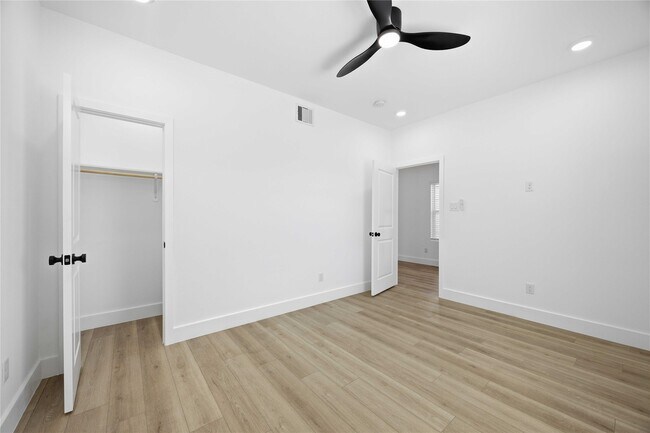 Building Photo - 801 E 32nd 1/2 St