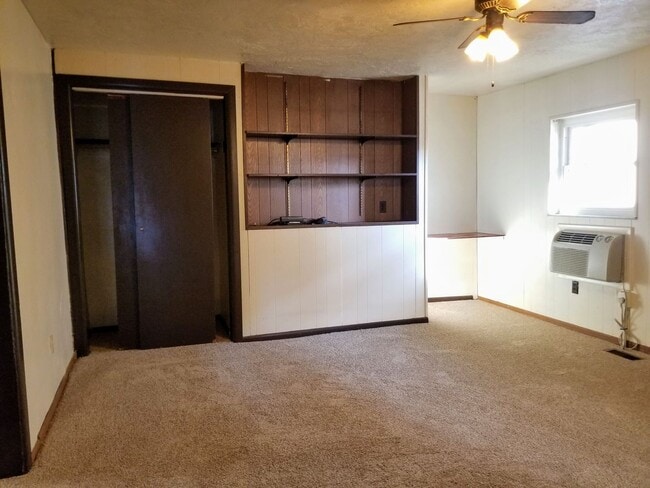 Building Photo - Cozy One Bedroom Apartment! Great Oakland ...