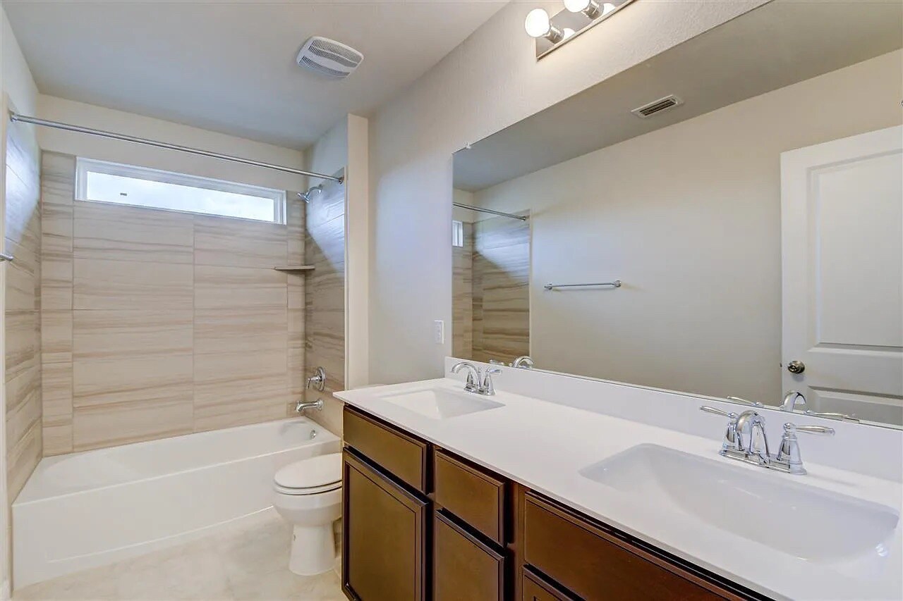 Building Photo - Room in House on Spinnaker Loop