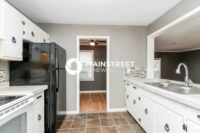 Building Photo - 3 Bedroom Pet-Friendly Home in Leavenworth, KS with Main Street Renewal