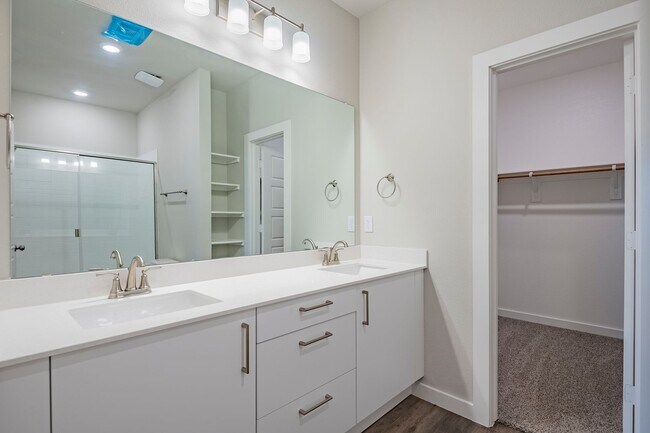 Building Photo - AVAILABLE NOW! GORGEOUS 4 BEDROOM DUPLEX L...