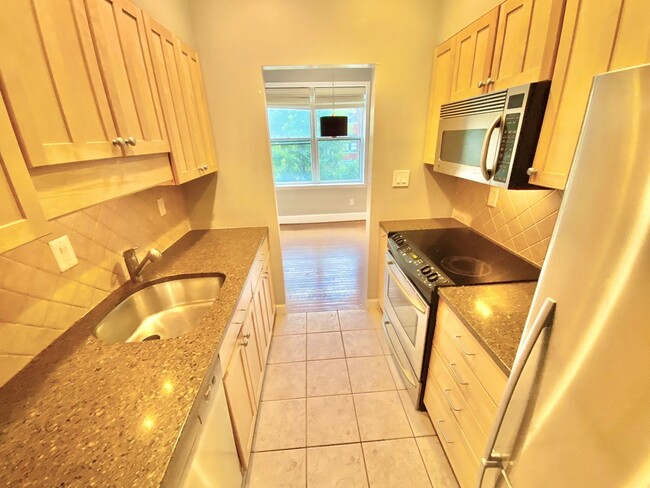 Building Photo - Logan/Dupont 1BR 1BA unit with hardwood fl...