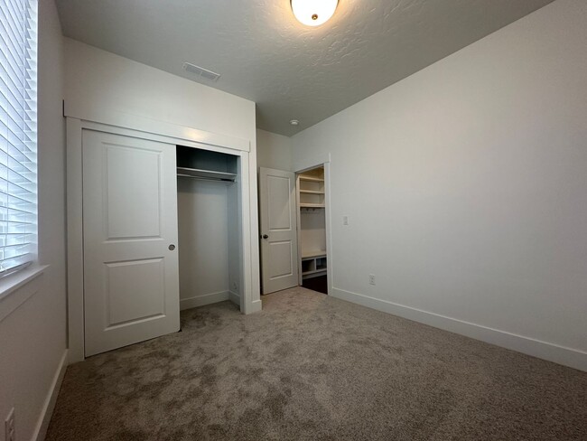 Building Photo - 3bed, 2bath, + office/flex 1630sq.ft. home...