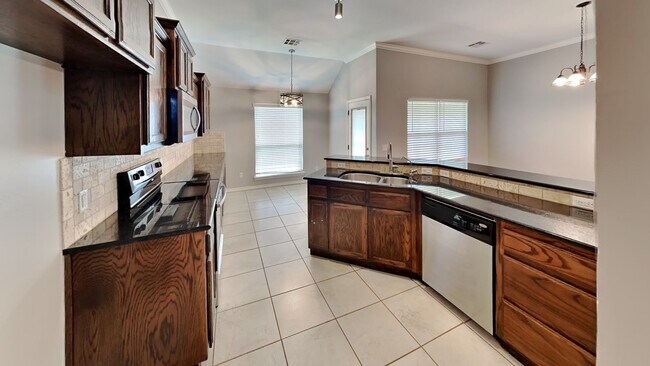 Building Photo - Luxury 4 Bedroom 2 Bathroom Home in Deer C...