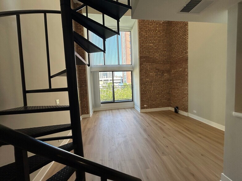 Building Photo - 1214 N La Salle Dr