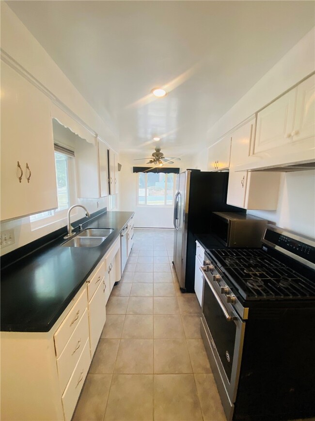 Building Photo - 4968 W 59th St