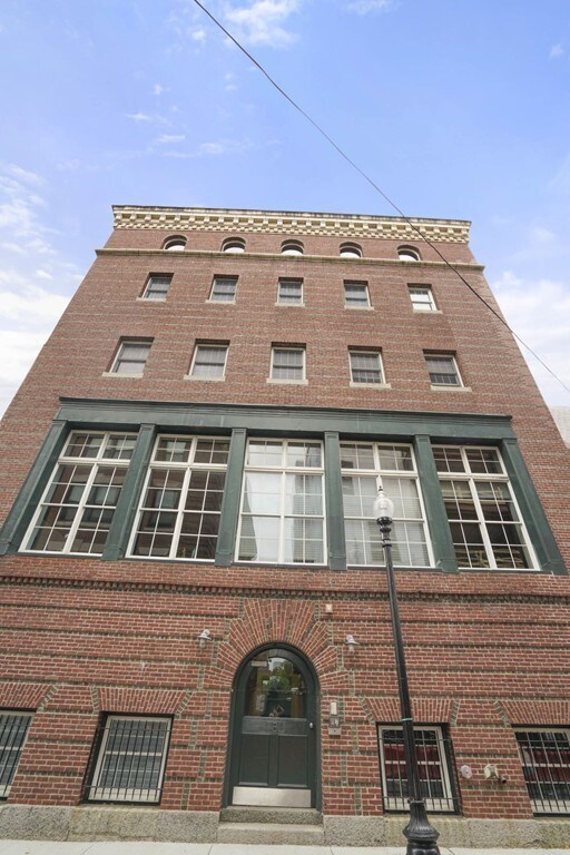 Building Photo - 8 Newcomb St