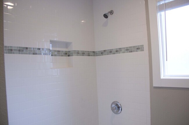 Building Photo - 2bed/2bath, W/D in unit, garage, and all d...