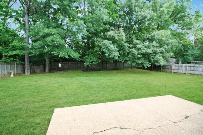 Building Photo - 320 Hawthorne Dr