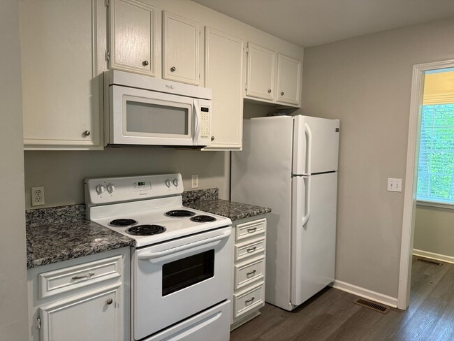 Building Photo - Spacious 3 Bedroom, 2 Bath Home with Garag...