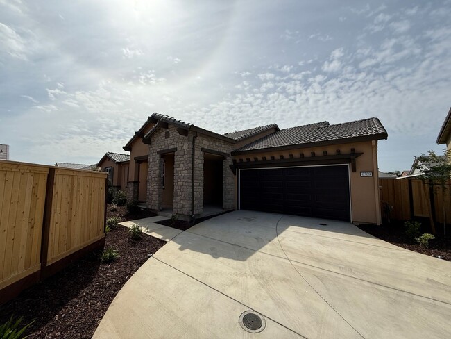 Building Photo - Brand NEW single story home in Hughson!