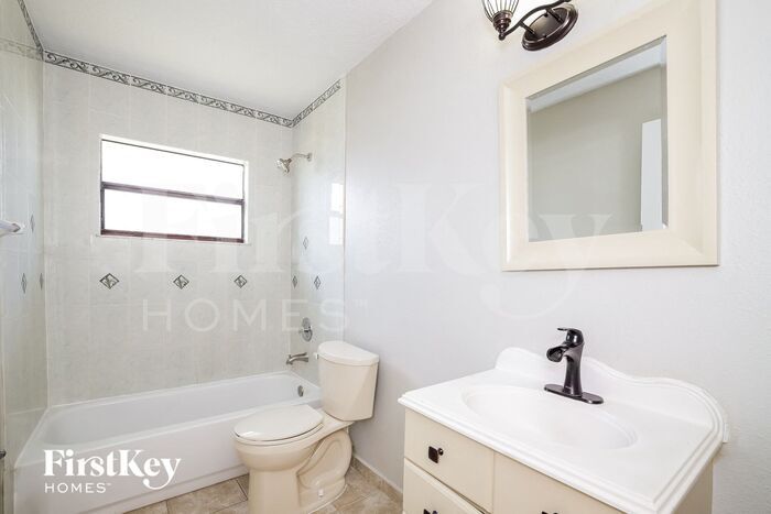 Building Photo - 585 Koala Dr