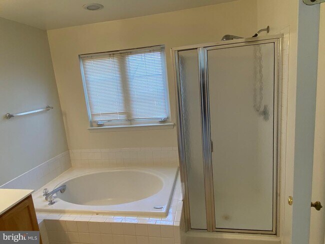 Building Photo - 2560 Belcroft Pl