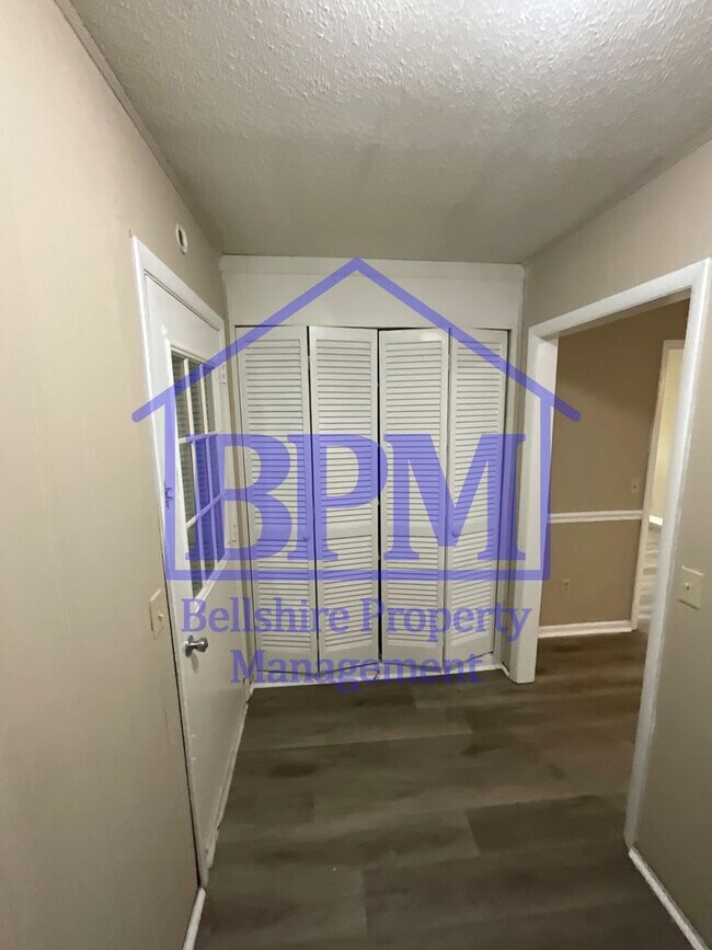 Building Photo - Charming 3 Bed, 1 Bath Home on Falcon Dr –...