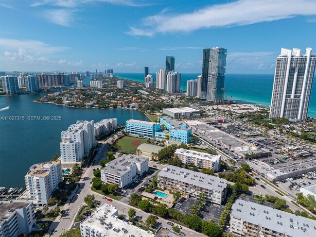 Building Photo - 250 NE 181st St