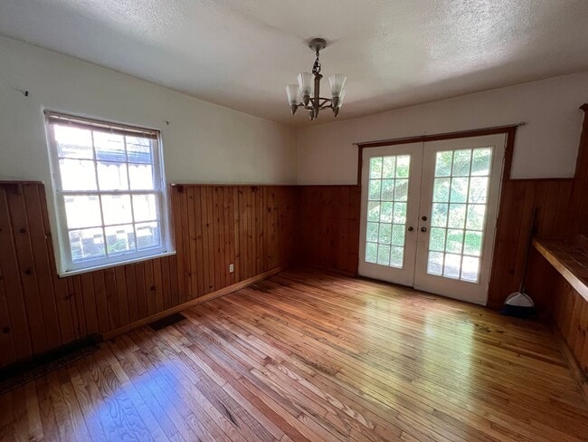 Building Photo - Cozy 2 bedroom Home on Muscatine Ave in Iowa City