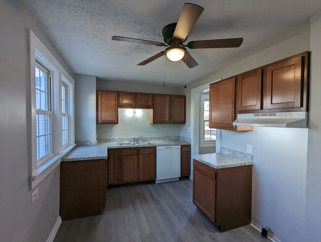 Building Photo - Charming Remodeled 2-Bedroom Home with 2-C...