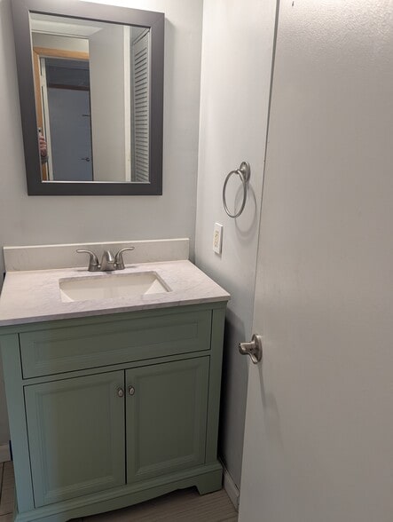 Updated bathroom - 15A E Daisy Ln