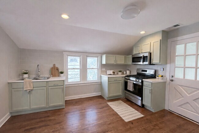 Building Photo - 315 W 111th St