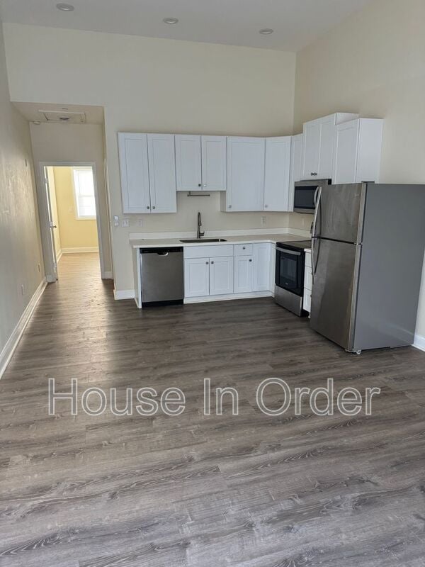 Building Photo - 200 Cowan St