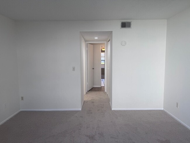 Building Photo - Temple Terrace Condo