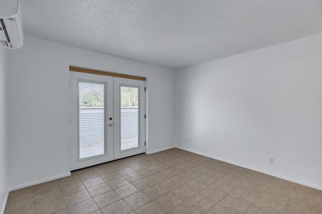 Building Photo - 2106 S Granada Dr