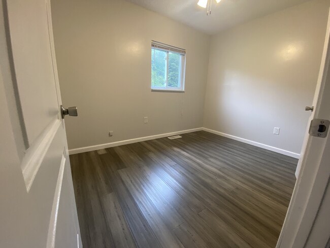 Building Photo - 215 Pleasant Valley