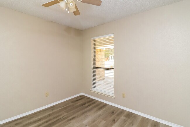 Building Photo - 721 Owens Dr