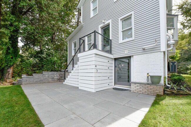 Building Photo - 132 Pequot Ave