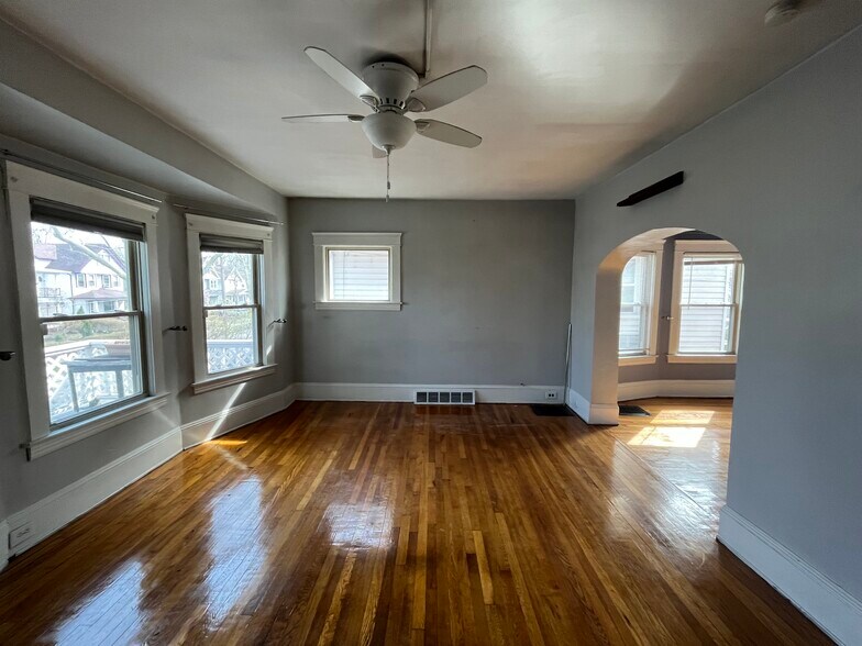 Building Photo - 1304 W 114th St