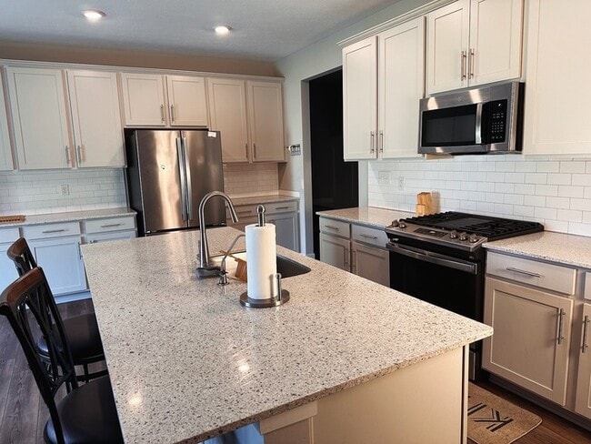 Building Photo - Big Danville Home Away From Home