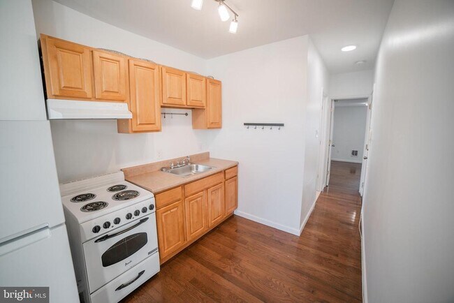 Building Photo - 525 E Snyder Ave