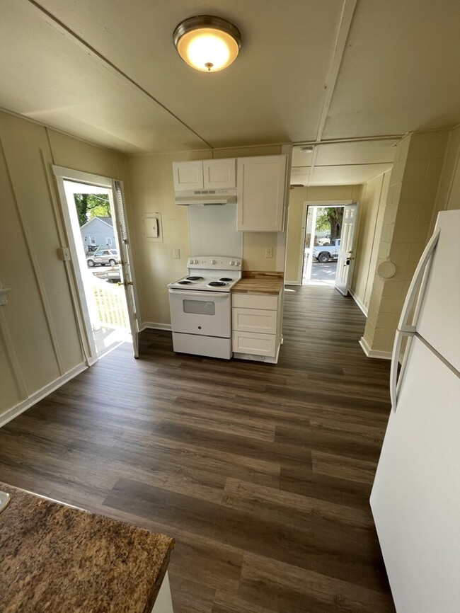 Building Photo - One Bedroom one Bathroom