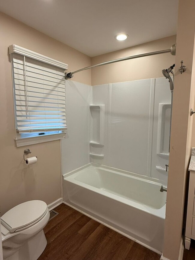 Building Photo - 3 Bedrooms, 1.5 Baths, Ranch in North Roan...
