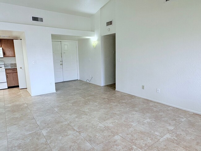 Building Photo - 3 bed/2 bath w/ large backyard