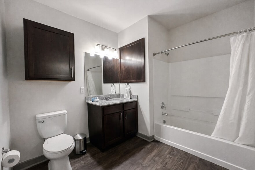 Building Photo - 501 Main St